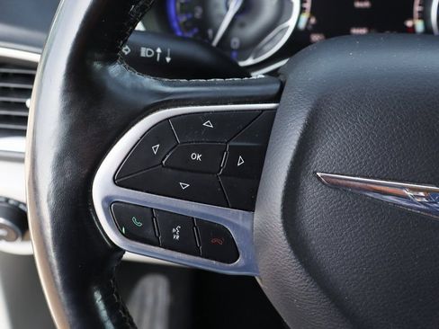 Used 2021 Chrysler Pacifica Touring-L image 25