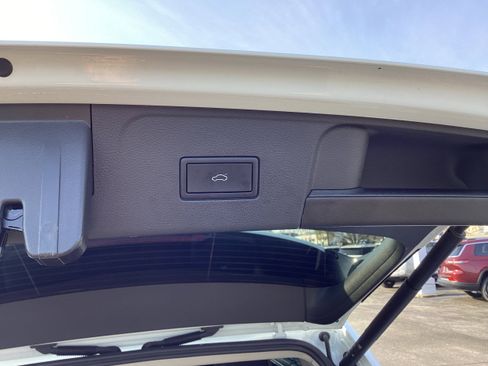 Used 2024 Volkswagen Atlas SE AWD/4WD image 16