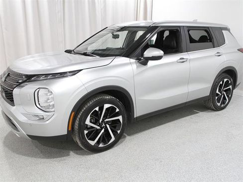 Used 2023 Mitsubishi Outlander SE image 3