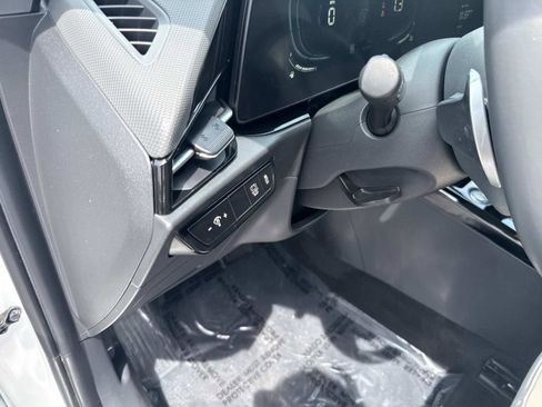 Used 2023 Kia Niro EX FWD image 21