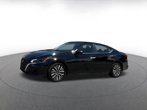 Used 2025 Nissan Altima 2.5 SV FWD image 4