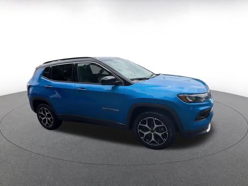 Used 2025 Jeep Compass Limited AWD/4WD image 2
