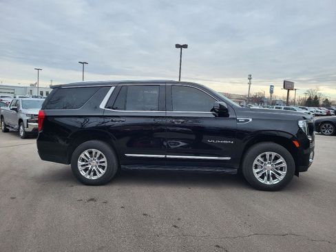 Used 2023 GMC Yukon SLT w/ SLT Premium Package image 2