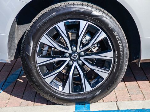 Used 2025 Volvo XC60 B5 Core AWD/4WD image 9