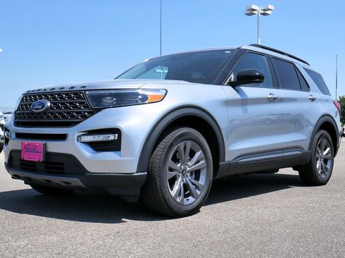 Used 2023 Ford Explorer XLT w/ Equipment Group 202A AWD/4WD image 15