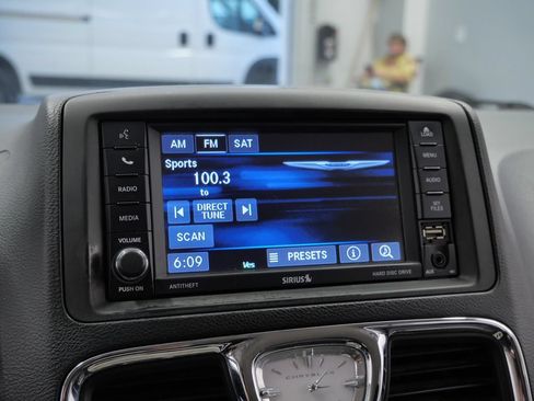 Used 2014 Chrysler Town & Country Touring FWD image 23
