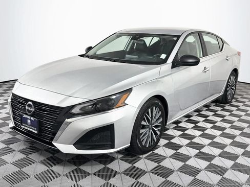 Used 2024 Nissan Altima 2.5 SV FWD image 5