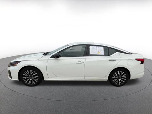 Used 2025 Nissan Altima 2.5 SV FWD image 8