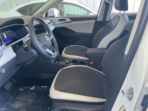 Used 2025 Volkswagen Taos SE image 24