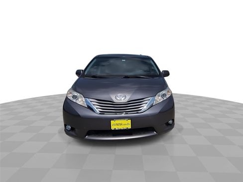 Used 2017 Toyota Sienna XLE Premium FWD image 3
