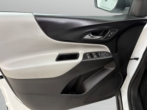 Used 2018 Chevrolet Equinox LS image 23