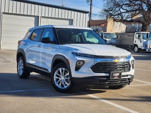 Used 2025 Chevrolet TrailBlazer LS w/ LS Convenience Package image 2