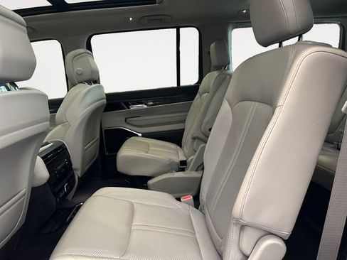 Used 2022 Jeep Wagoneer Series III w/ Premium Group I AWD/4WD image 13