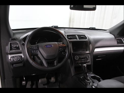 Used 2017 Ford Explorer XLT w/ Equipment Group 201A AWD/4WD image 7