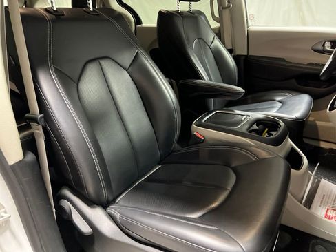Used 2023 Chrysler Pacifica Touring-L FWD image 9