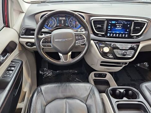 Used 2017 Chrysler Pacifica Touring-L w/ Tire & Wheel Group image 9