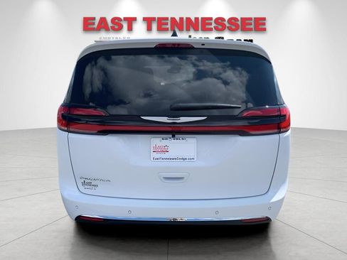New 2026 Chrysler Pacifica Select image 4