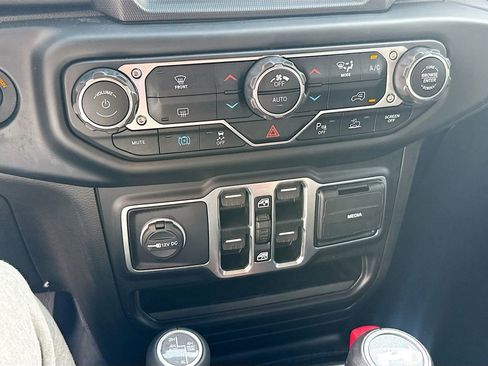 Used 2022 Jeep Wrangler Unlimited Sahara w/ Safety Group image 17