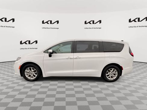 Used 2023 Chrysler Pacifica Touring-L FWD image 1