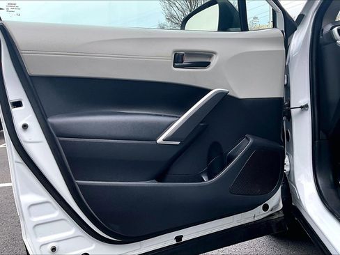 Used 2024 Toyota Corolla Cross L image 20