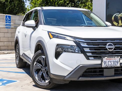 Used 2024 Nissan Rogue SV FWD image 3