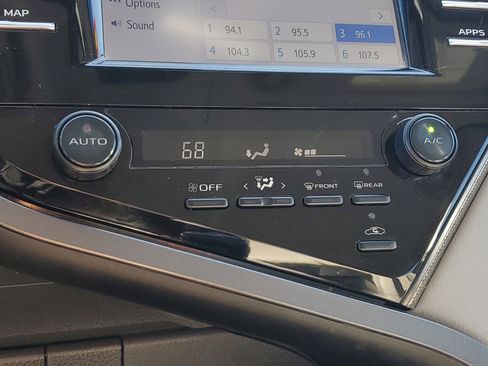 Used 2019 Toyota Camry SE image 25