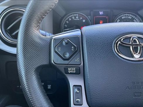 Used 2020 Toyota Tacoma TRD Sport AWD/4WD image 17