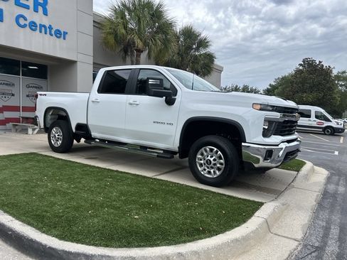Used 2025 Chevrolet Silverado 2500 LT w/ Convenience Package AWD/4WD image 2