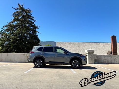 Used 2025 Nissan Rogue SV AWD/4WD image 3