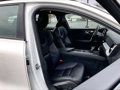 Used 2020 Volvo V60 T5 Momentum image 9