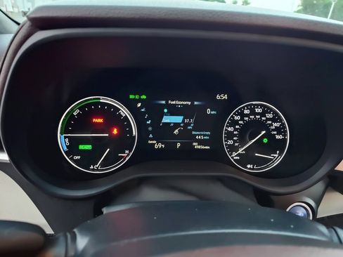 Used 2024 Toyota Sienna Platinum AWD/4WD image 11