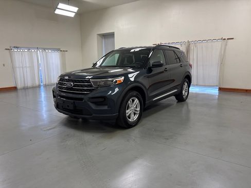Used 2023 Ford Explorer XLT AWD/4WD image 4