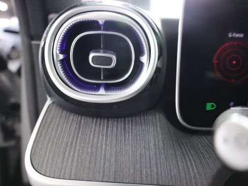 Used 2025 Mercedes-Benz C 300 4MATIC Sedan image 12
