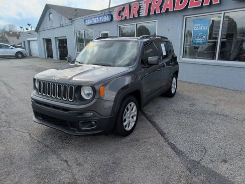 Used 2018 Jeep Renegade Latitude w/ Cold Weather Group FWD image 4