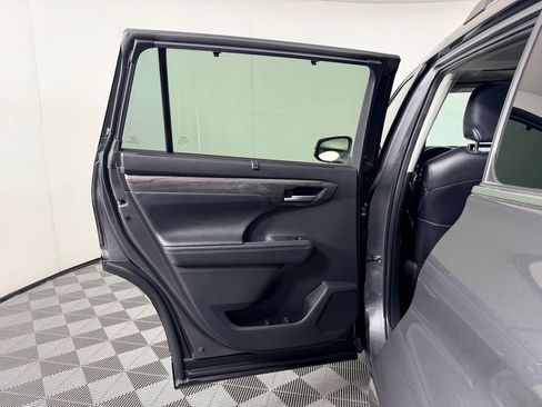 Used 2024 Toyota Highlander Limited FWD image 29