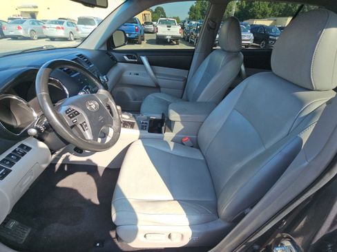 Used 2012 Toyota Highlander SE w/ Tow Pkg AWD/4WD image 17
