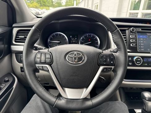 Used 2019 Toyota Highlander XLE AWD/4WD image 20