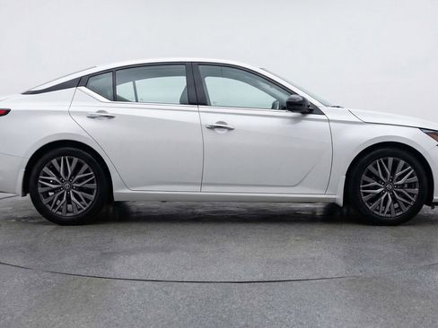 Used 2025 Nissan Altima 2.5 SV FWD image 11