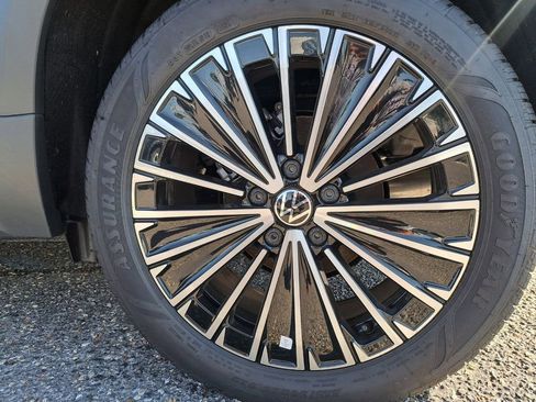 Used 2025 Volkswagen Taos SE image 22