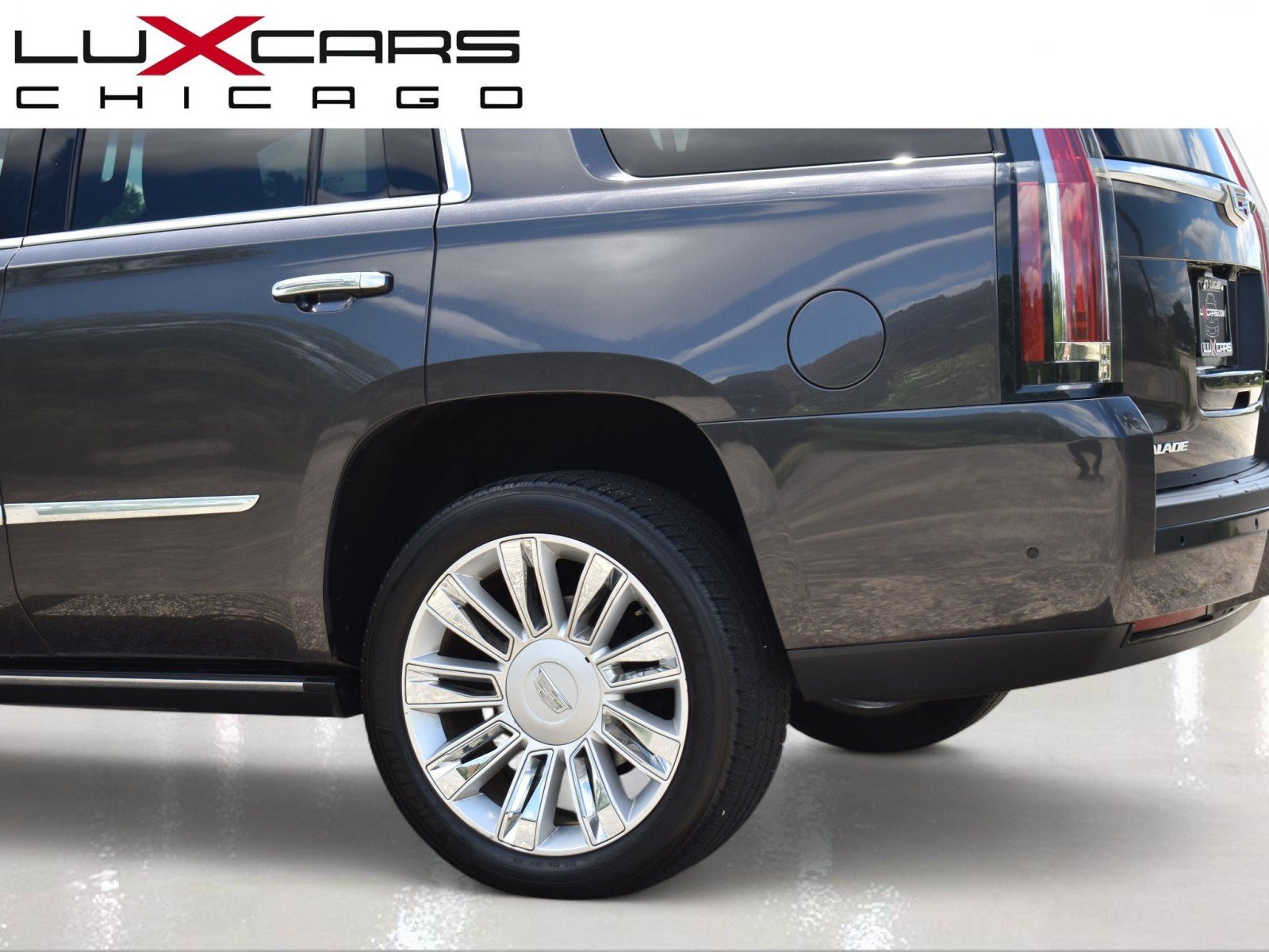 Used 2017 Cadillac Escalade Platinum AWD/4WD image 7