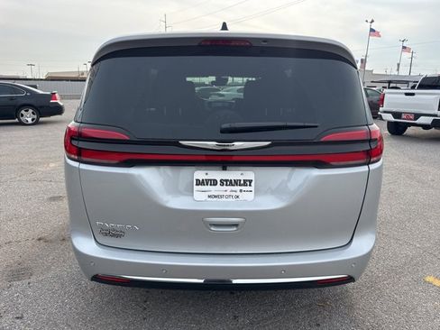 New 2026 Chrysler Pacifica Select image 5