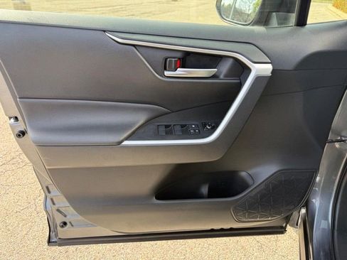 Used 2019 Toyota RAV4 XLE w/ Convenience Package AWD/4WD image 18