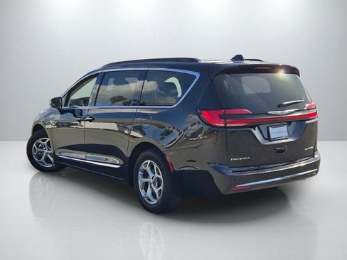 Used 2023 Chrysler Pacifica Limited image 6