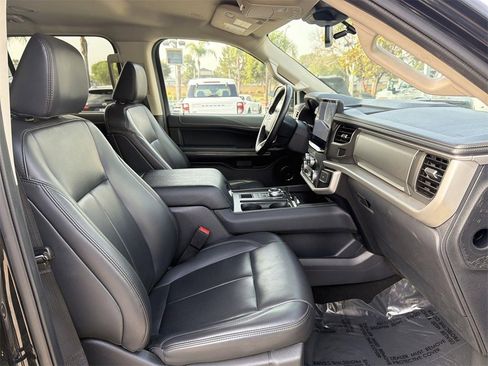 Used 2024 Ford Expedition XLT image 32