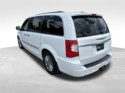 Used 2016 Chrysler Town & Country Touring-L FWD image 7