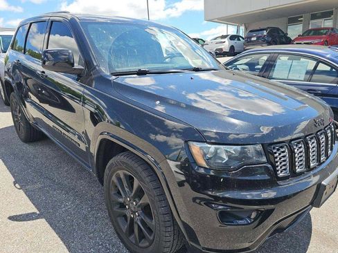 Used 2018 Jeep Grand Cherokee Altitude AWD/4WD image 16