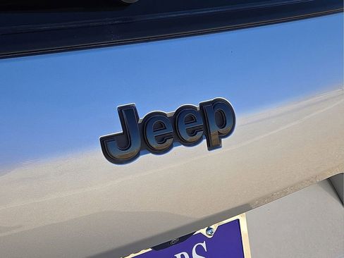 Used 2024 Jeep Grand Cherokee L Laredo image 13