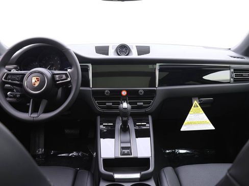 Used 2025 Porsche Macan AWD/4WD image 16