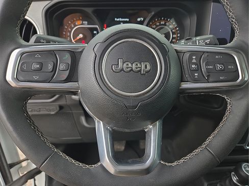 Used 2025 Jeep Wrangler Unlimited Sahara AWD/4WD image 31