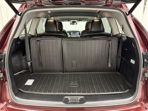 Used 2019 Toyota Highlander XLE AWD/4WD image 32